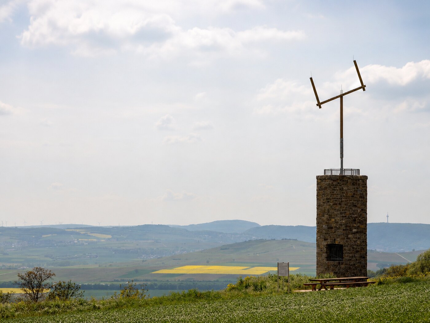 Napoleonsturm über den Weinbergen bei Sprendlingen